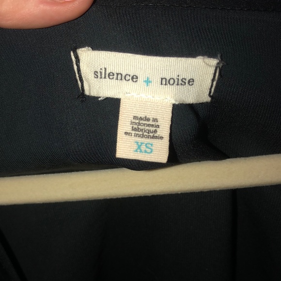 black blouse - Picture 3 of 3